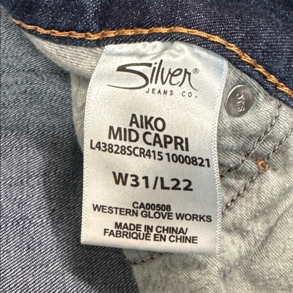 Silver Aiko Mid Rise Capri Blue Jeans Women's Size 31/22 Minimalist, Everyday